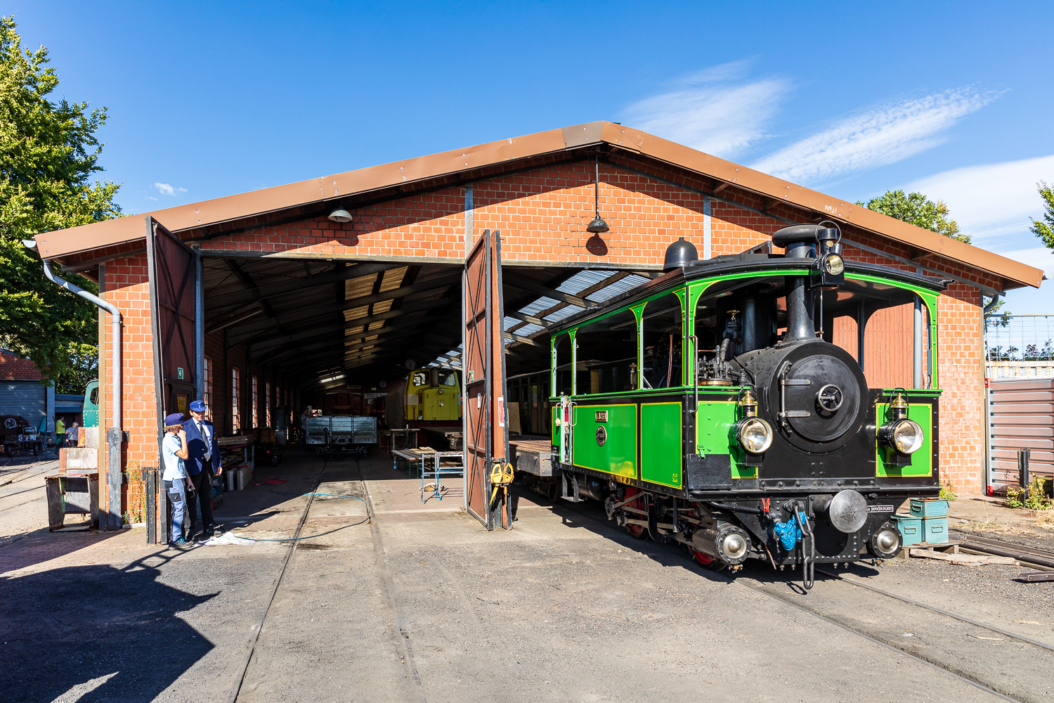 Chiemseebahn LAURA vor der Fahrzeughalle